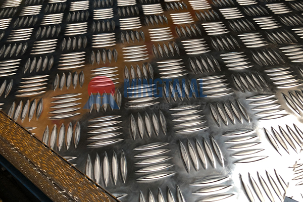 anti-slip-patterned-aluminum-plates-for-buses
